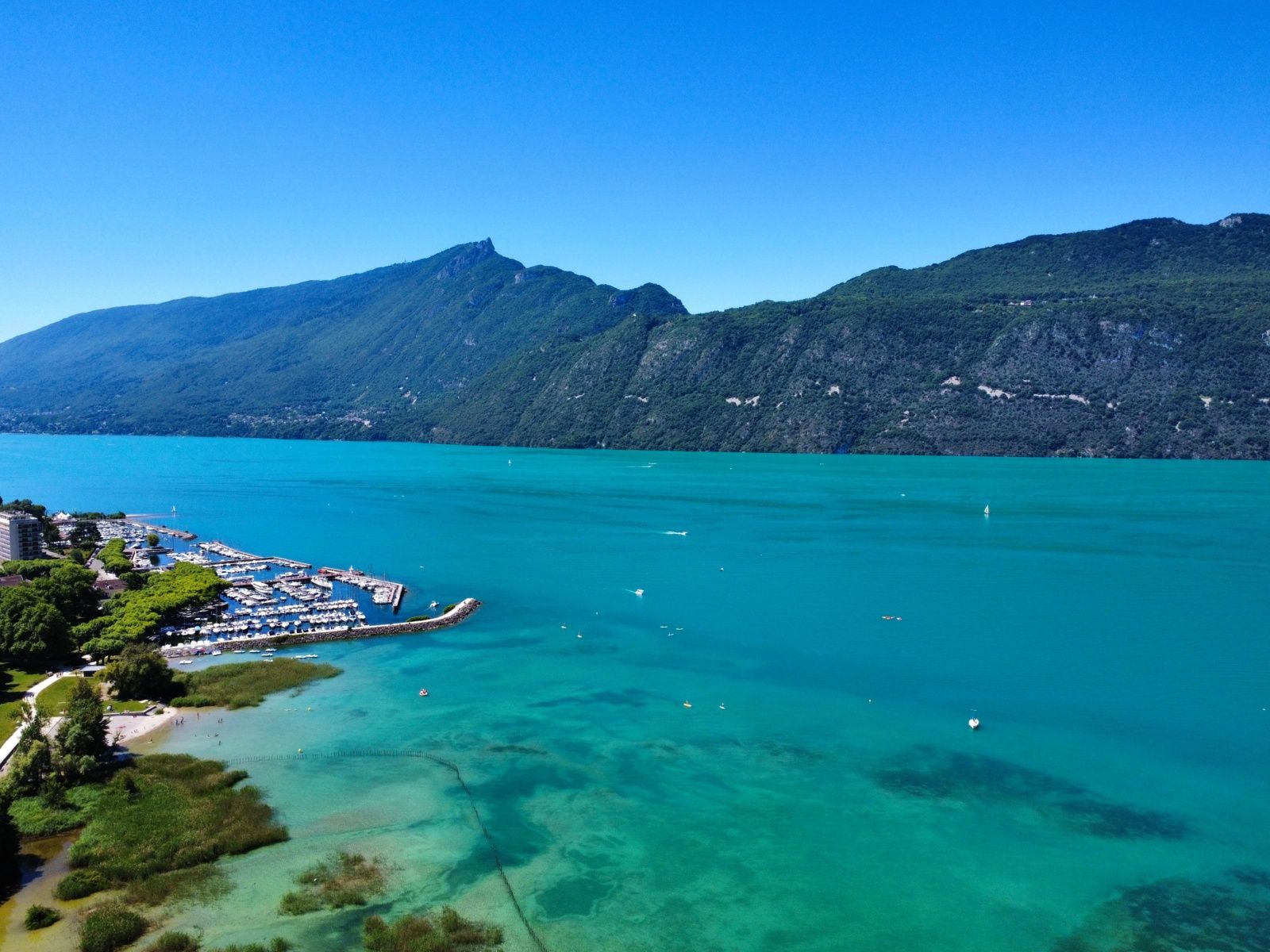 Lac alpin depuis les hauteurs